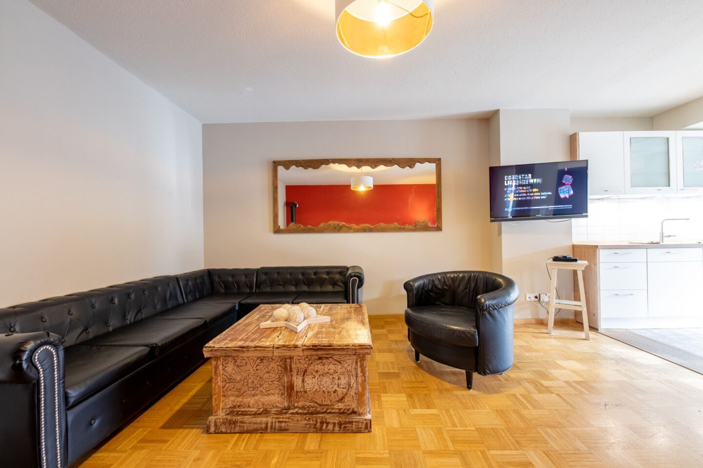 Wohnzimmer mit Einem Tisch in Ferienwohnung in Garmisch-Partenkirchen