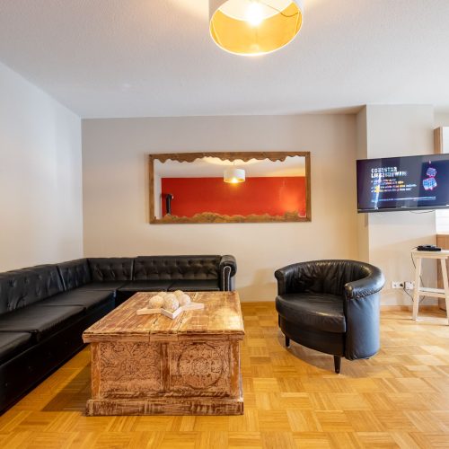 Wohnzimmer mit Einem Tisch in Ferienwohnung in Garmisch-Partenkirchen