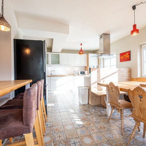 Essbereich mit Barhockern und mehreren Sitzmöglichkeiten in Ferienwohnung in Garmisch-Partenkirchen