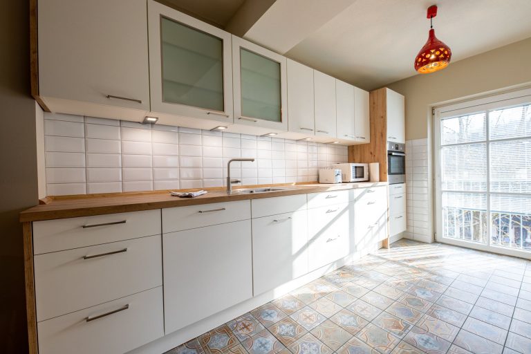 Küche mit weißen Schränken