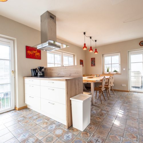 offene Küche mit gemusterten Fliesen in Ferienwohnung in Garmisch-Partenkirchen