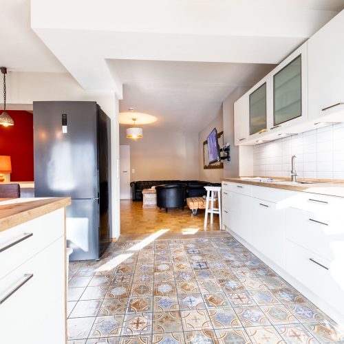 offene Küche mit großem Kühlschrank in Ferienwohnung in Garmisch-Partenkirchen