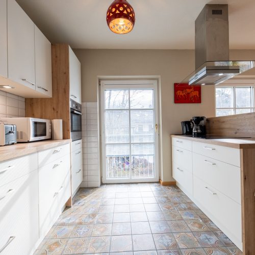 Küche mit verschiedenen Küchengeräten in Ferienwohnung in Garmisch-Partenkirchen