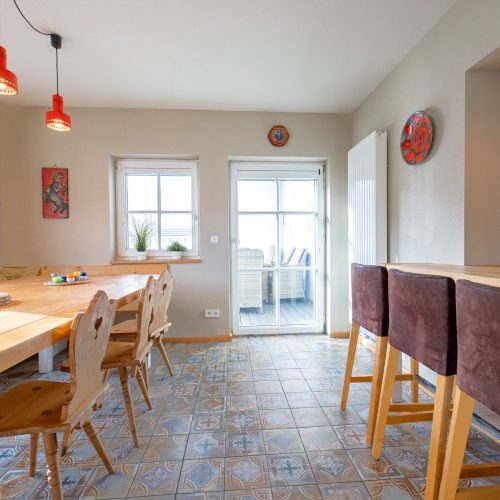 Essbereich mit Wanddekorationen in Ferienwohnung in Garmisch-Partenkirchen