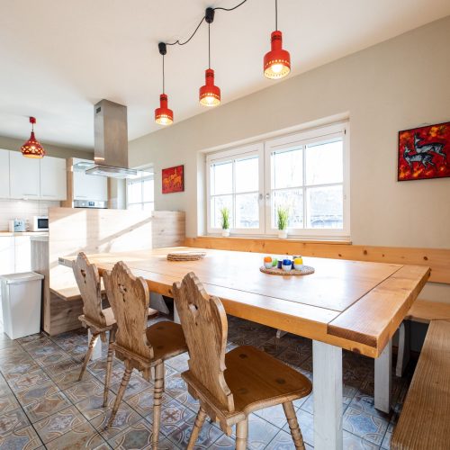 Essbereich mit einer großen Holzbank in Ferienwohnung in Garmisch-Partenkirchen