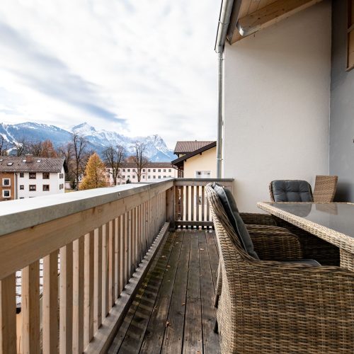 Balkon mit Sitzmöglichkeiten in Ferienwohnung in Garmisch-Partenkirchen