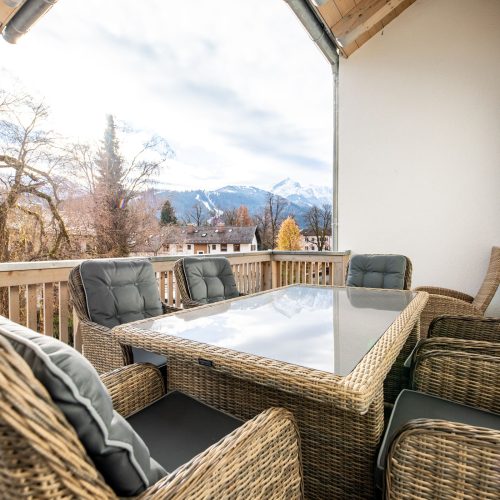 Sitzmöglichkeiten mit Tisch in Ferienwohnung in Garmisch-Partenkirchen