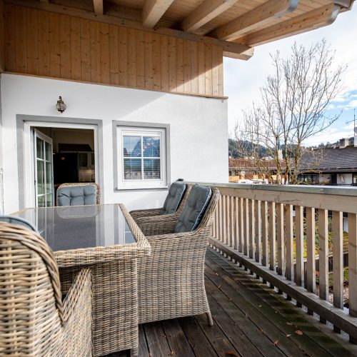 Balkon mit Esstisch in Ferienwohnung in Garmisch-Partenkirchen