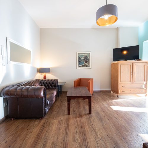 Wohnbereich mit braunen Sofa in Ferienwohnung in Garmisch-Partenkirchen