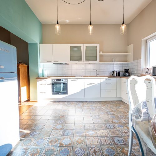 Küche mit einem blauen Kühlschrank in Ferienwohnung in Garmisch-Partenkirchen