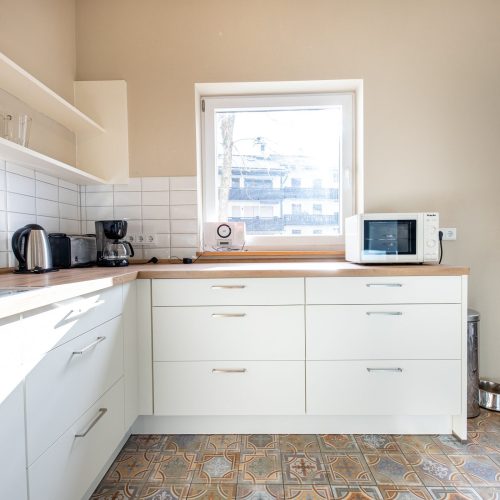 Küche in weiß in Ferienwohnung in Garmisch-Partenkirchen