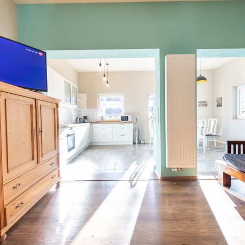 offener Wohnbereich mit Fernseher in Ferienwohnung in Garmisch-Partenkirchen