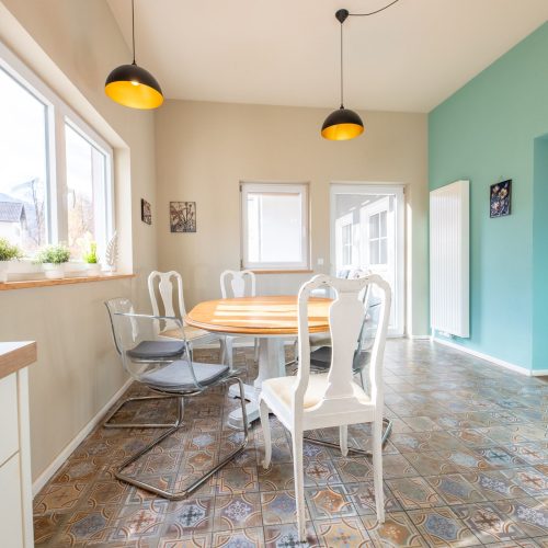 Essbereich mit hell blauer Wand in Ferienwohnung in Garmisch-Partenkirchen