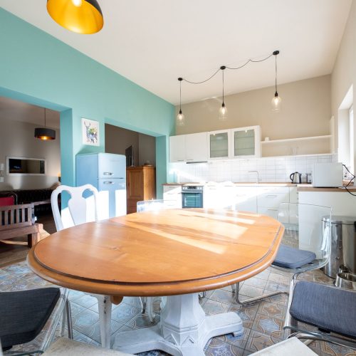 Essbereich mit verschiedenen Stühlen in Ferienwohnung in Garmisch-Partenkirchen