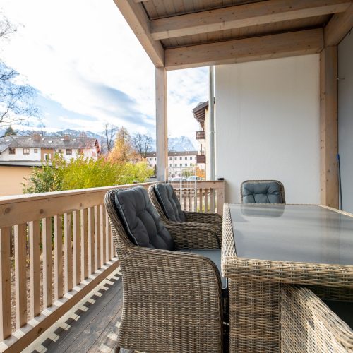 Außenbereich mit Stühlen in Ferienwohnung in Garmisch-Partenkirchen