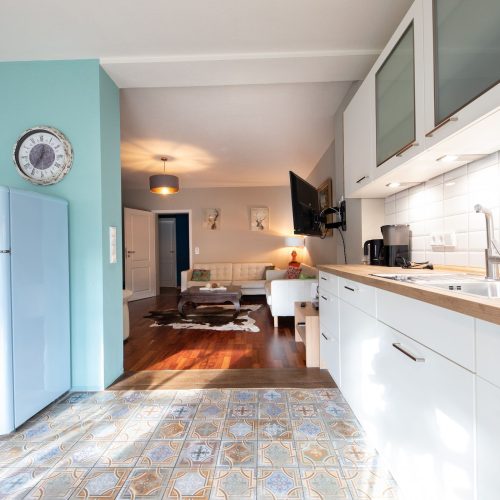 Durchgang zum Wohnzimmer von der Küche in Ferienwohnung in Garmisch-Partenkirchen