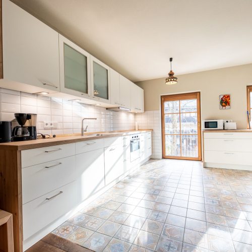 Küchenzeile mit brauner Arbeitsfläche in Ferienwohnung in Garmisch-Partenkirchen