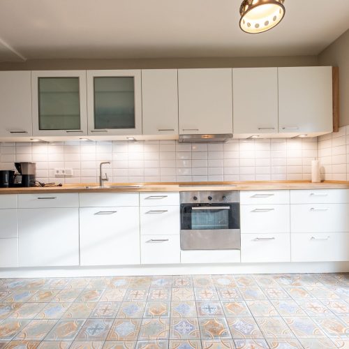 Küche mit hell brauner Arbeitsplatte in Ferienwohnung in Garmisch-Partenkirchen