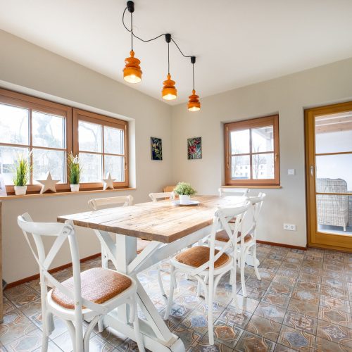Essbereich mit vielen Fenstern in Ferienwohnung in Garmisch-Partenkirchen