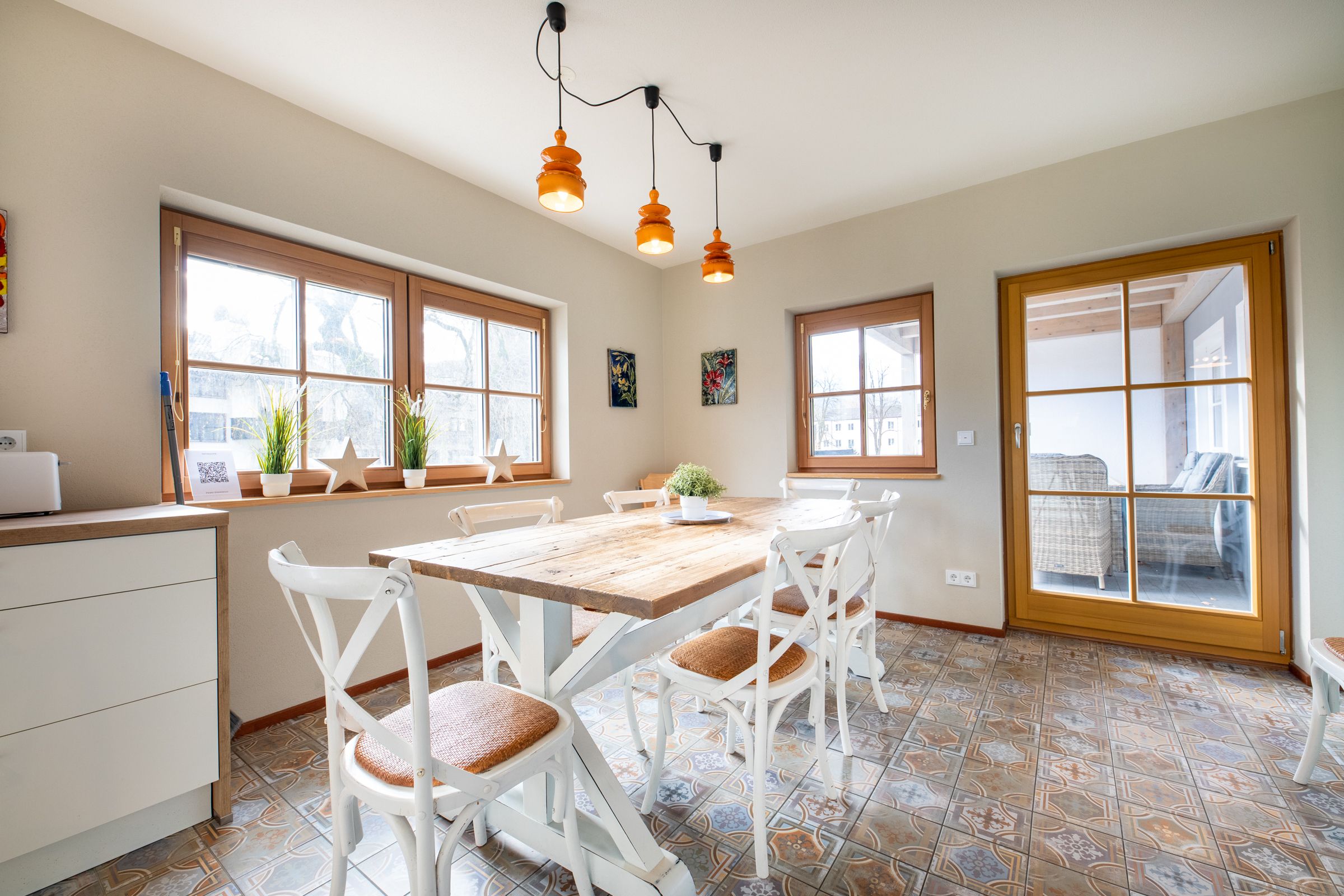 Essbereich mit vielen Fenstern in Ferienwohnung in Garmisch-Partenkirchen