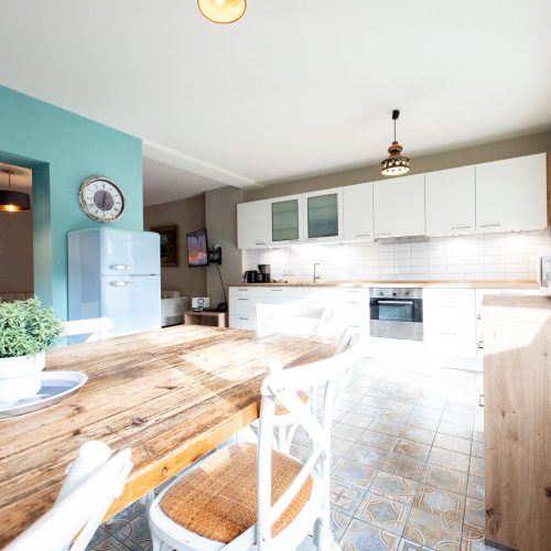 Wohnbereich mit einer offenen Küche und Esszimmer in Ferienwohnung in Garmisch-Partenkirchen