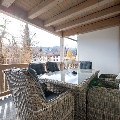 Außenbereich mit Stühlen in Ferienwohnung in Garmisch-Partenkirchen