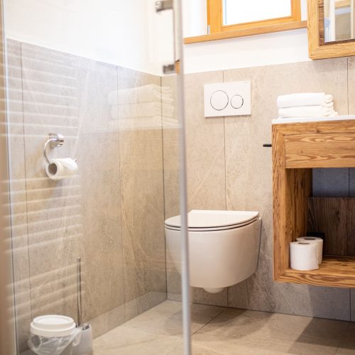 Badezimmer mit Toilette in Ferienwohnung in Garmisch-Partenkirchen