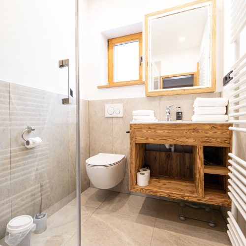 Badezimmer mit Spiegel in Ferienwohnung in Garmisch-Partenkirchen