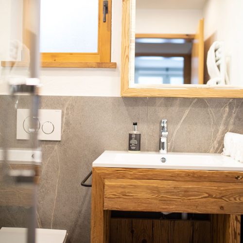 Waschbecken und Spiegel in Ferienwohnung in Garmisch-Partenkirchen