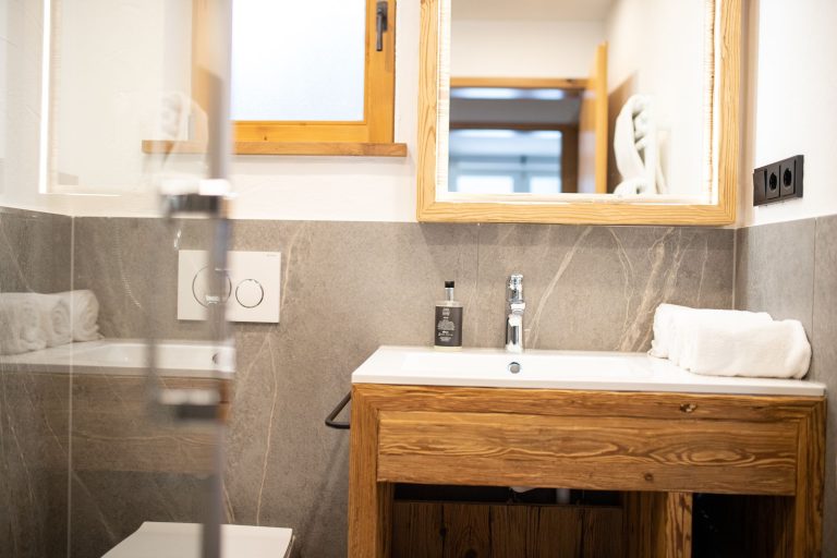 Waschbecken und Spiegel in Ferienwohnung in Garmisch-Partenkirchen