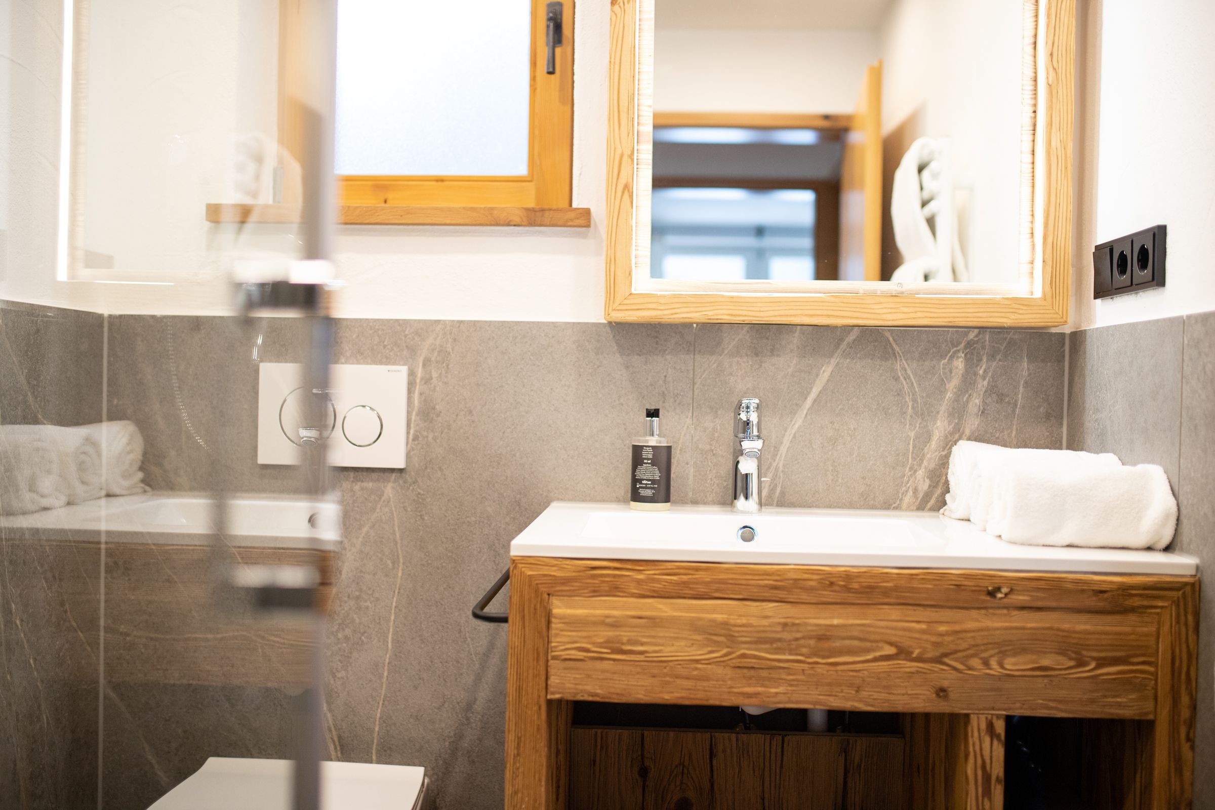 Waschbecken und Spiegel in Ferienwohnung in Garmisch-Partenkirchen