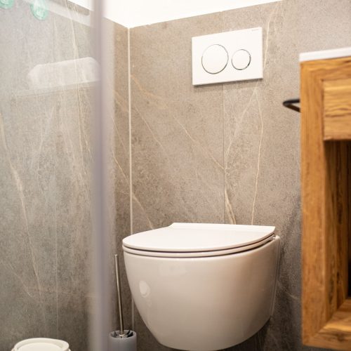 Badezimmer mit Toilette in Ferienwohnung in Garmisch-Partenkirchen