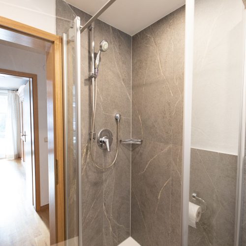 Badezimmer mit Dusche in Ferienwohnung in Garmisch-Partenkirchen