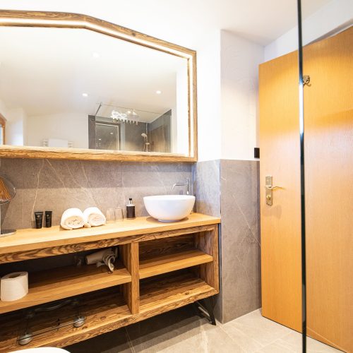 Badezimmer mit Spiegel in Ferienwohnung in Garmisch-Partenkirchen