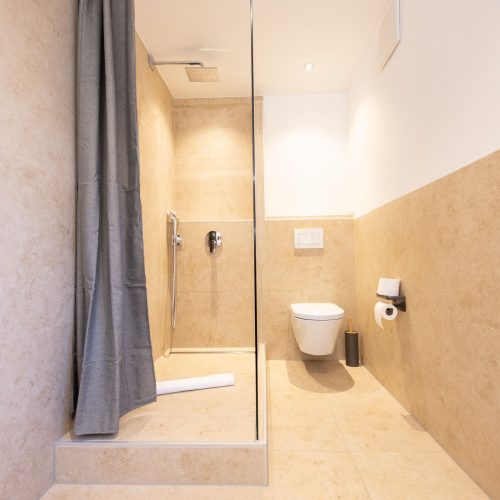 Regendusche mit Trennwand in Ferienwohnung in Garmisch-Partenkirchen