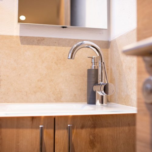 Kleines Waschbecken mit gebogenem Wasserhahn Ferienwohnung in Garmisch-Partenkirchen