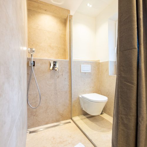 Dusche mit Vorhang in Ferienwohnung in Garmisch-Partenkirchen