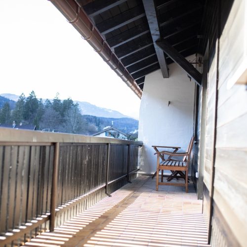 Kleiner Balkon mit Holzbank