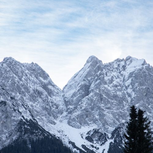 Die verschneite Zugspitze von Ferienwohnung in Garmisch-Partenkirchen