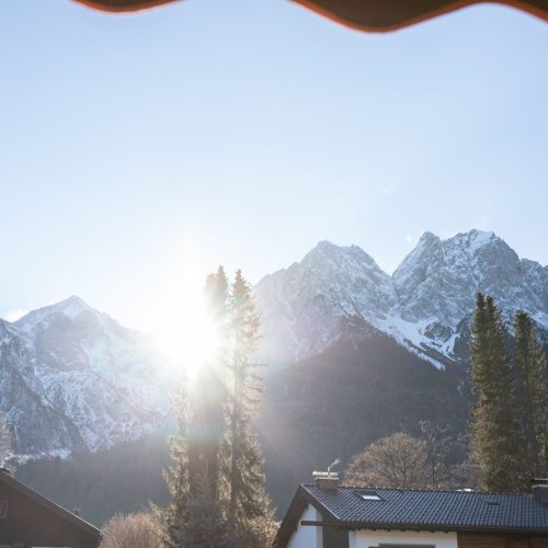 Sonnenaufgang zwischen den Bergen von Garmisch-Partenkirchen