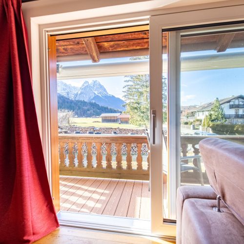 Schiebetür zum Balkon in Ferienwohnung in Garmisch-Partenkirchen
