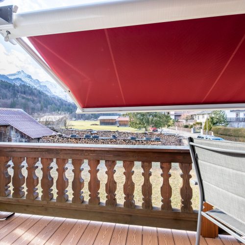rote Überdachung in Ferienwohnung in Garmisch-Partenkirchen