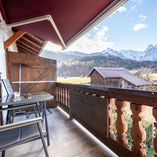 Balkon aus Holz in Ferienwohnung in Garmisch-Partenkirchen