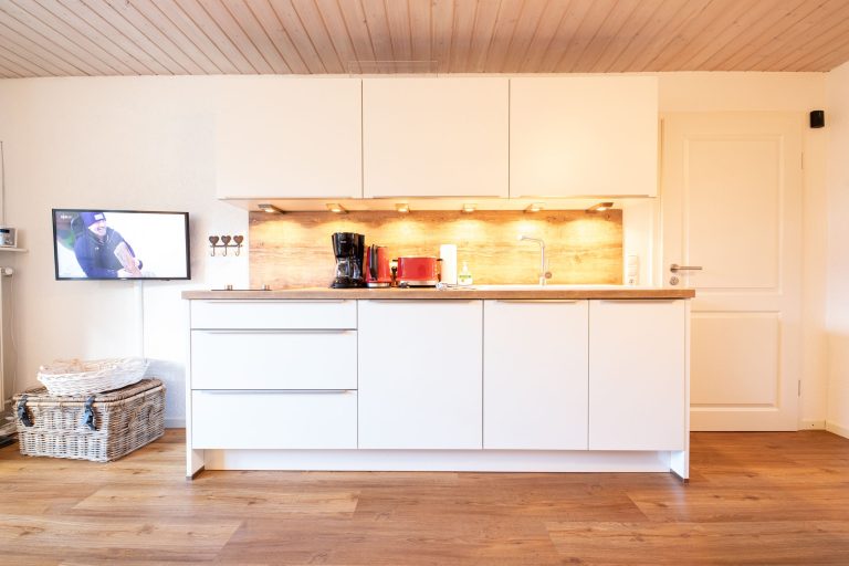 Küchenbereich mit roten Küchenutensilien in Ferienwohnung in Garmisch-Partenkirchen