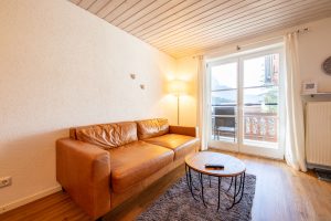 Sofa in braun und Fenster in Ferienwohnung in Garmisch-Partenkirchen
