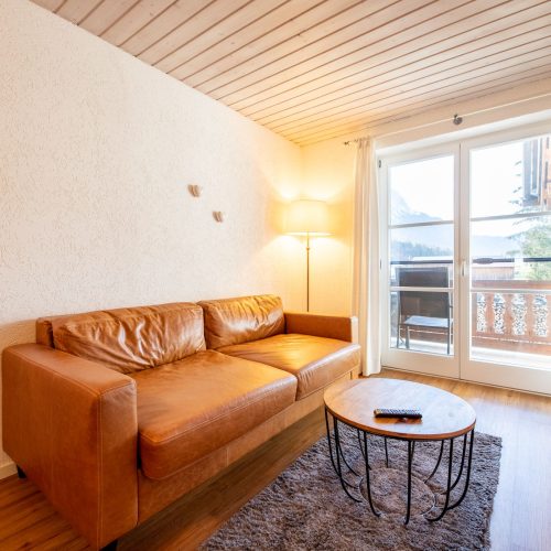 Sofa in braun und Fenster in Ferienwohnung in Garmisch-Partenkirchen