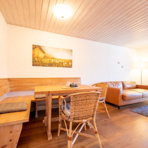 Wohnbereich mit Sofa in Ferienwohnung in Garmisch-Partenkirchen