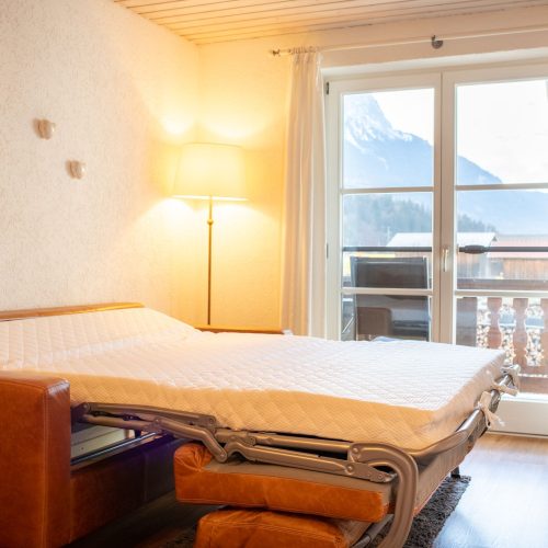 Schlafsofa mit Ausblick in Ferienwohnung in Garmisch-Partenkirchen