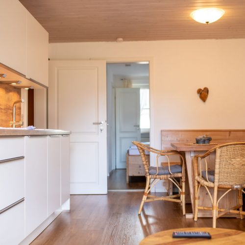 Wohnbereich mit einer Bank in Ferienwohnung in Garmisch-Partenkirchen