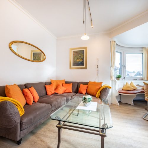 Sofa mit Kissen in Ferienwohnung in Garmisch-Partenkirchen